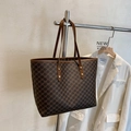 Braune Monogramm-Tote-Bag mit dunklen Ledergriffen am Metall-Kleiderbügel - Kaffeebraun
