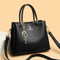 Elegante borsa tote in pelle nera martellata con finiture dorate e ciondolo a cuore - Nero