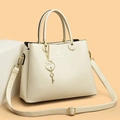 Borsa a mano in pelle litchi bianco crema con ciondolo a cuore dorato e tracolla - Bianco Sporco
