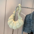 Cremeweiße Croissant-Tasche mit Faltenstruktur und schickem Schleifendetail an der Seite - Beige