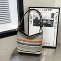 Bunte gestreifte Stroh-Schultertasche im Boho-Stil mit dunkelbraunen Lederriemen - Blau