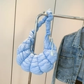 Hellblaue Croissant-Wolken-Tasche mit Falten-Design und halbmondförmigem Schultergurt - Blau