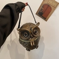 Borsa a mano creativa a forma di gufo con trama in bronzo a rilievo e manico in cocco - Verde
