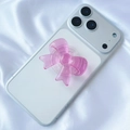 Dettaglio del supporto per telefono a fiocco rosa traslucido con texture su seta - Rosa Rossa