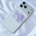 Dettaglio macro di un supporto per telefono a fiocco viola su seta bianca - Viola