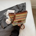 Bunte gestreifte Strohtasche mit braunem Lederriemen und Plüsch-Anhänger Akzent - Rosa