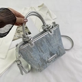 Borsa a secchiello in denim blu con paillettes argento, manico in pelle e tracolla - Stile Uno Strisce di Paillettes Argentate (Manico Argento)