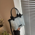 Borsa tote in denim azzurro con borchie argentate e manici in pelle nera da donna - Stile Uno Borchie in Denim Blu Chiaro (Manico Nero)
