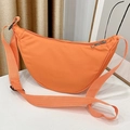 Sac bandoulière croissant en nylon orange vif avec large bandoulière réglable en tissu - Sans Accessoires / Orange