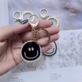 Nahaufnahme des schwarzen Smileys Schlüsselanhängers mit goldenem Karabinerverschluss - Schwarzes Smiley-Gesicht