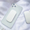 Detailweergave van een witte matte telefoonstandaard op de achterkant van een groene smartphone - Push-Pull Standaard / Wit