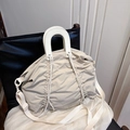 Borsa a tracolla plissettata bianco crema con manici a U e ampia tracolla in tessuto - Grigio