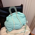 Borsa a tracolla in nylon plissettato verde menta con manici scuri e corda di cotone - Verde