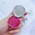 Dettaglio dell'impugnatura per telefono con texture laser e geometrica rosa - Rosa Laser