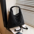 Borsa a spalla nera a pieghe con fiocco decorativo e tracolla a catena d'argento - Nero