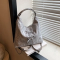 Borsa tote grigio argento con texture stropicciata e coulisse in una luce naturale - Argento