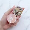 Dettaglio dei supporti per telefono con inserti in abalone giallo e madreperla rosa liscia - Conchiglia di Abulone Con Base Bianca