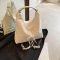 Borsa a mezzaluna plissettata bianco crema con fiocco e tracolla a catena in metallo - Bianco