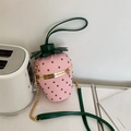 Sac seau fraise en cuir rose avec poignée en forme de feuilles vertes et chaîne - Rivet / Rose