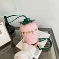 Sac seau fraise rose avec perles et rabat feuille verte sur chaîne dorée - Décoration de Perles / Rose