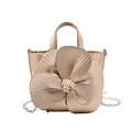 Champagnegoldene Eimertasche mit 3D-Blumen-Detail und silberner Kettenriemen - Gold