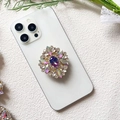Détail macro du support luxe pour téléphone avec pierre violette et accents de diamant - Gemme Dégradé Violet (Losange Dégradé Violet - Support Airbag)