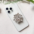 Vue détaillée du support de téléphone floral de luxe avec des cristaux étincelants - Grand Zircon Transparent (Fleur de Diamant Blanc - Support Airbag)