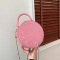 Rosafarbene runde Handtasche im Uhren-Design mit silberner Perlenkette - Rosa