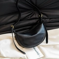 Borsa a spalla a mezzaluna nera minimalista con fibbie dorate e trama in pelle - Nero