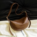 Borsa a spalla vintage marrone a mezzaluna in pelle martellata e tracolla regolabile - Marrone