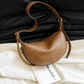 Elegante borsa a mezzaluna marrone in pelle sintetica testurizzata con tracolla regolabile - Cachi