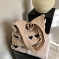 Borsa tote in maglia beige con motivo jacquard a cuori neri e trama a treccia - Cachi