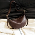 Grande borsa a mezzaluna marrone scuro minimalista con trama in pelle vintage - Marrone
