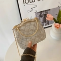 Borsa da sera in velluto champagne con griglia di strass e manico ad anello dorato - Grigio