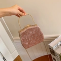 Sac à main en velours rose poudré avec strass brillants et chaîne dorée - Rose