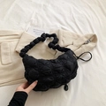 Borsa a spalla trapuntata nera a mezzaluna con tracolla arricciata e dettaglio zip - Nero