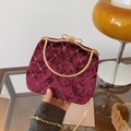 Sac boîte élégant en velours bordeaux avec matelassage strass et anse dorée - Bordeaux