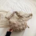 Borsa a spalla nuvola beige avorio trapuntata con texture a bolle e zip dorata - Cachi