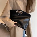 Sac fourre-tout noir avec poignée ovale en métal argenté et texte Originally gaufré - Noir