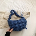 Borsa a mezzaluna blu scuro trapuntata con tracolla arricciata e tessuto increspato - Blu