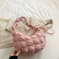 Borsa a spalla mezzaluna rosa chiaro trapuntata con tracolla arricciata e bolle - Rosa