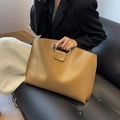 Grand sac cabas marron en similicuir avec anneaux métalliques et texte imprimé - Kaki