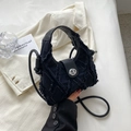 Schwarze Jeans-Halbmondtasche mit Steppmuster, Fransenrand und Silber-Drehverschluss - Schwarz