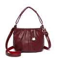 Geplooide wijnrode crossbodytas van imitatieleer met metalen kettingritssluiting detail - Donkerrood