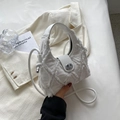 Weiße gesteppte Denim-Sichelhandtasche mit Quastenfransen und silbernem Drehverschluss - Cremeweiß
