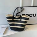 Bolso tote de paja a rayas blancas y negras con asas de cuero negro de moda - Raya Negra Blanca / Negro