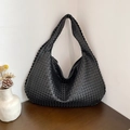 Sac hobo en cuir tressé noir avec large bandoulière et texture tissée élégante - Noir