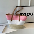 Bolso tote de paja tricolor en rosa, blanco y beige con asas de cuero marrón - Estilo De Costura Tricolor Rosa / Rosa