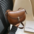 Borsa a tracolla marrone chic con fibbia argentata e catena per donna - Marrone