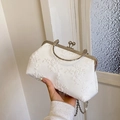 Elegante weiße Abendtasche aus Spitze mit silbernem Rahmen und schickem Metallgriff - Weiß